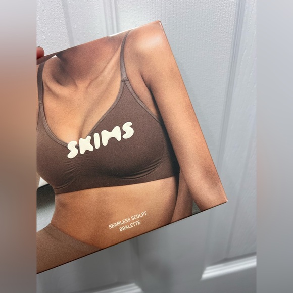 SKIMS seamless sculpt bra - Picture 5 of 6